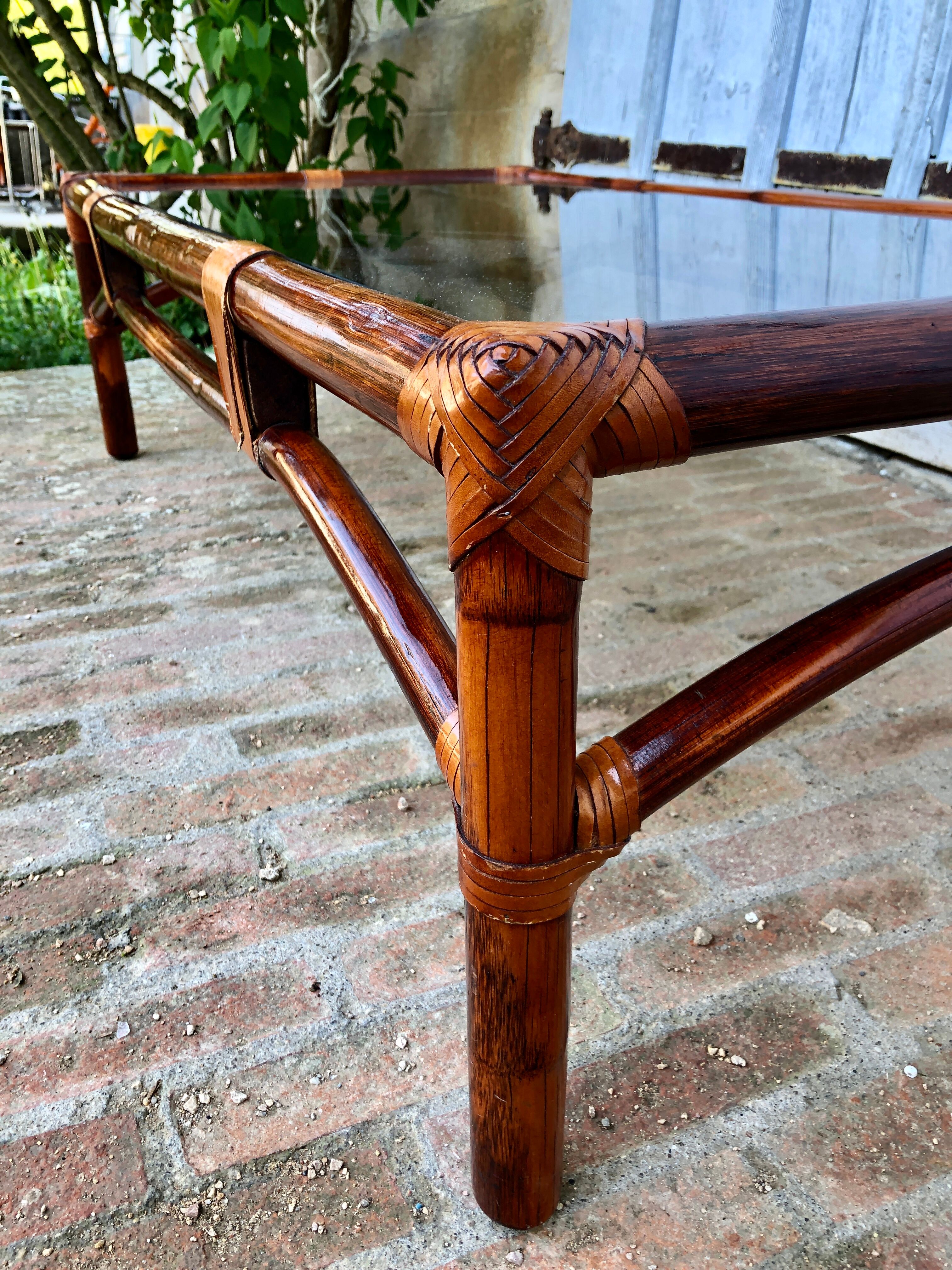 Table basse maugrion bambou, verre et cuir
