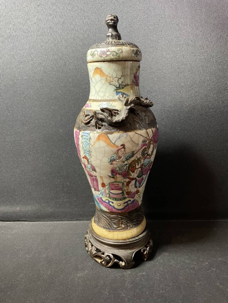 Covered vase – China (Nanking) – 19th century