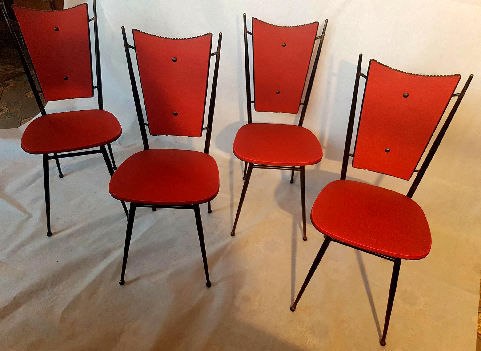 Série de 4 chaises 1950 skaï rouge pieds métal compas