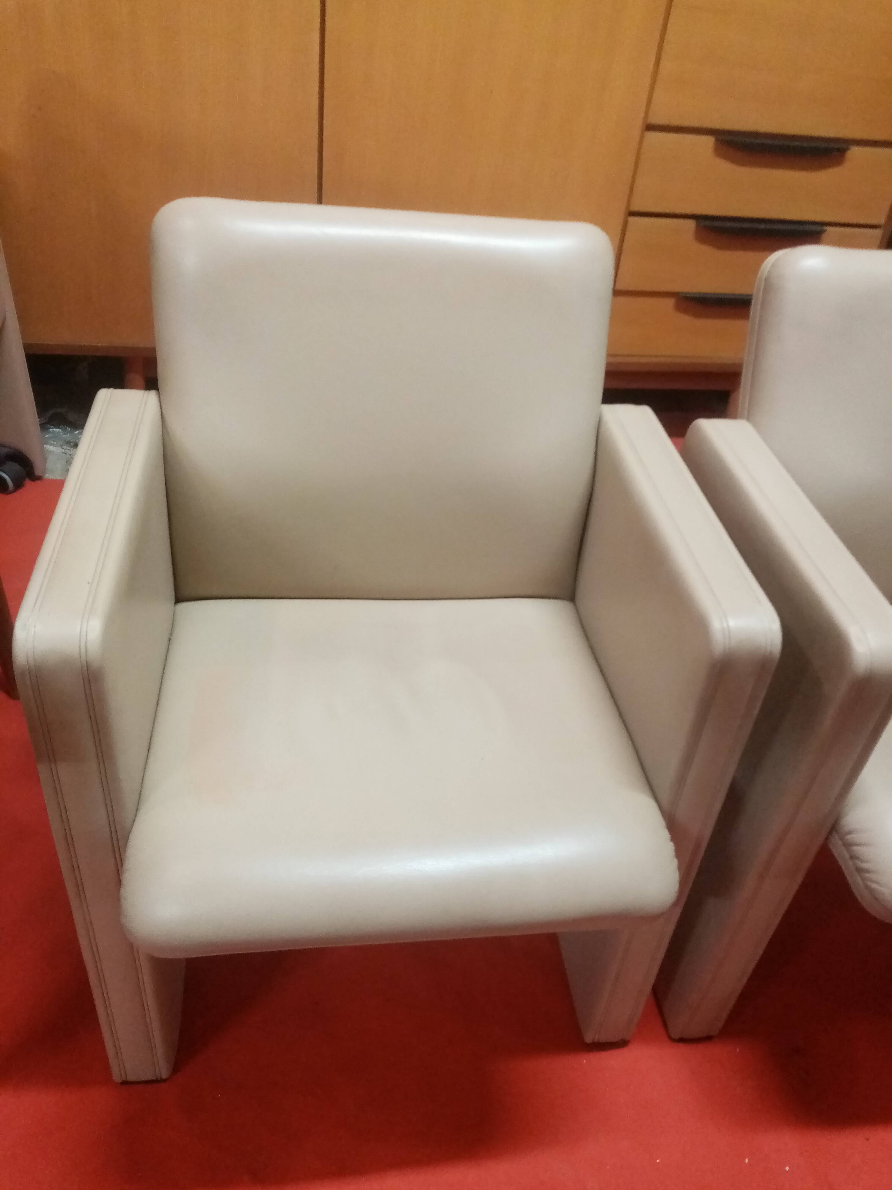 SUPERB PAIR OF POLTRONA FRAU LEATHER ARMCHAIRS MODEL THF CREAM COLOR