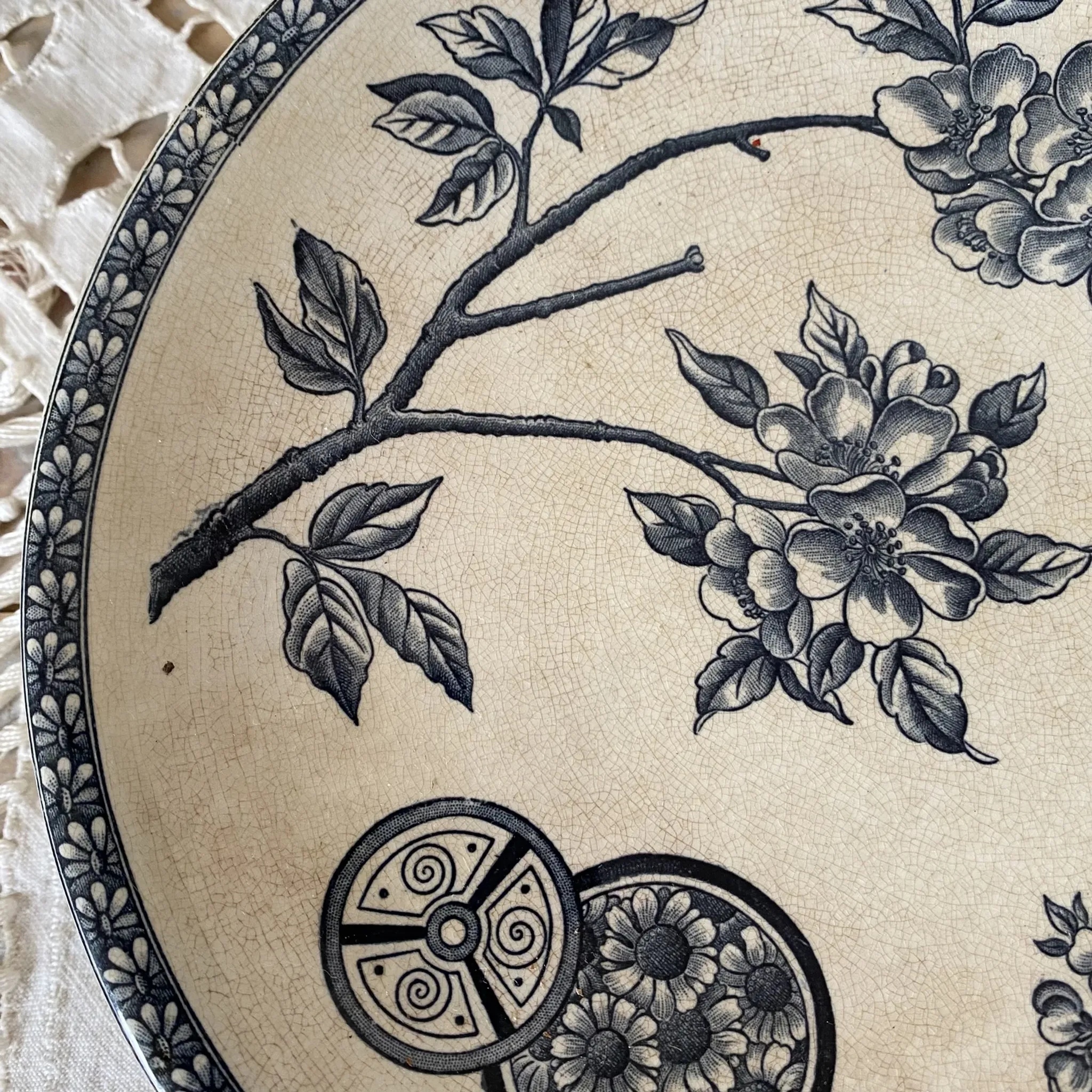 Ironstone cake dish "Marguerite" Large deposit