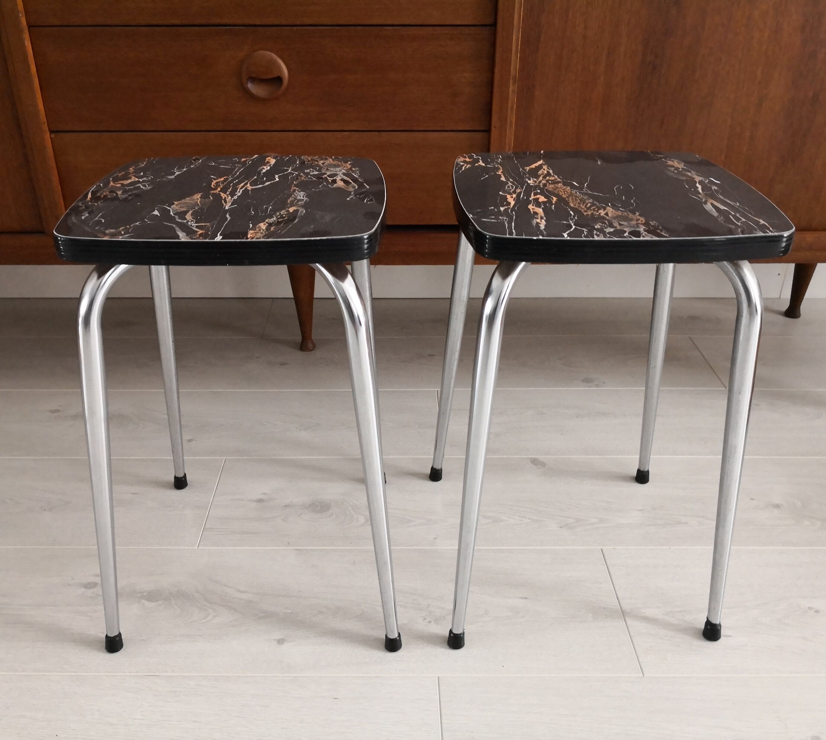 Deux tabourets en formica noir effet marbré