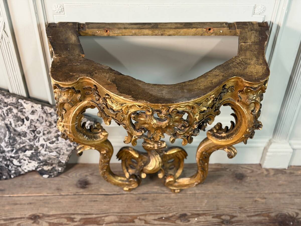 Regency console with a dragon, carved and gilded wood, Paris circa 1720