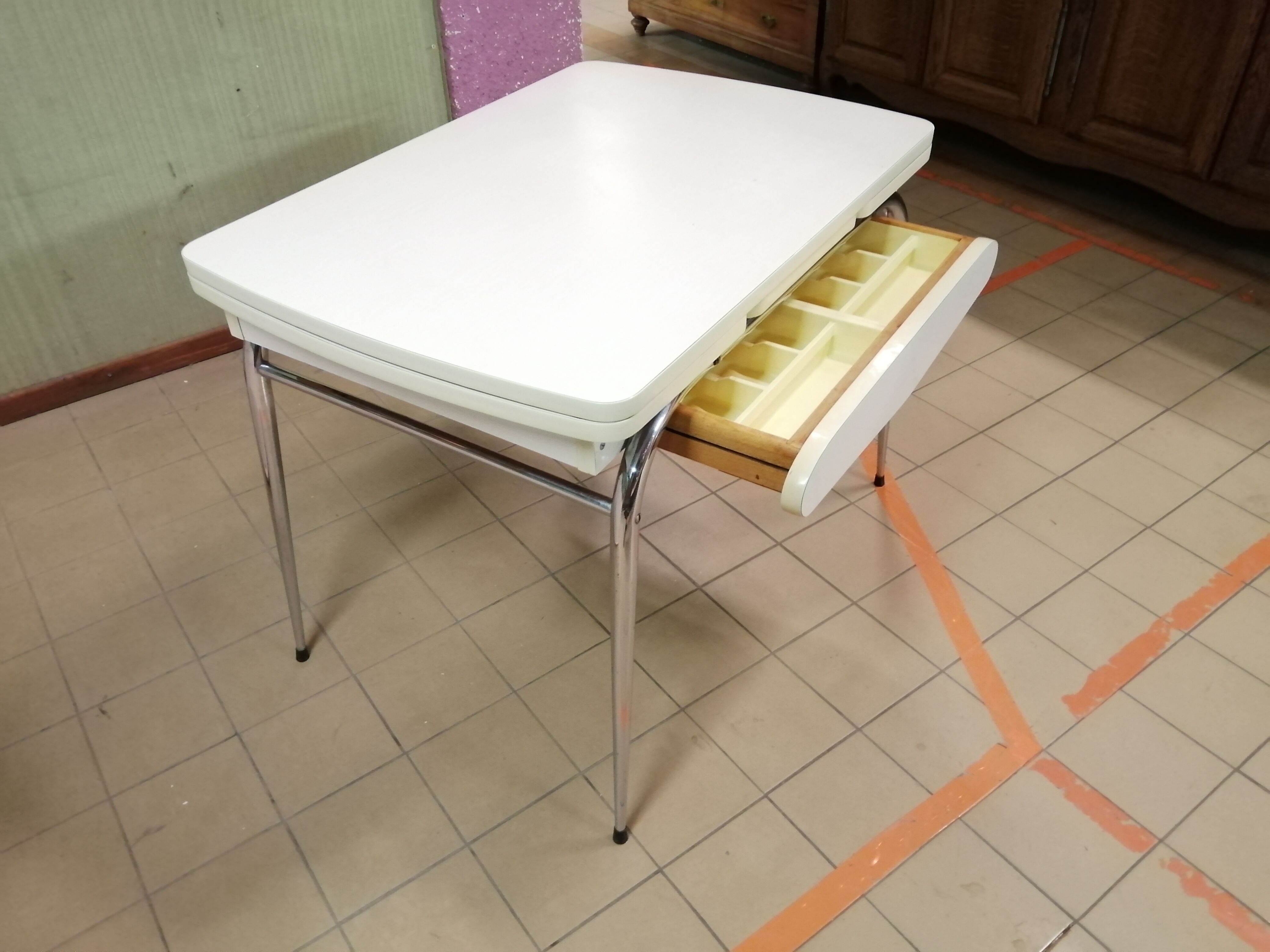 Vanilla formica table - Vintage