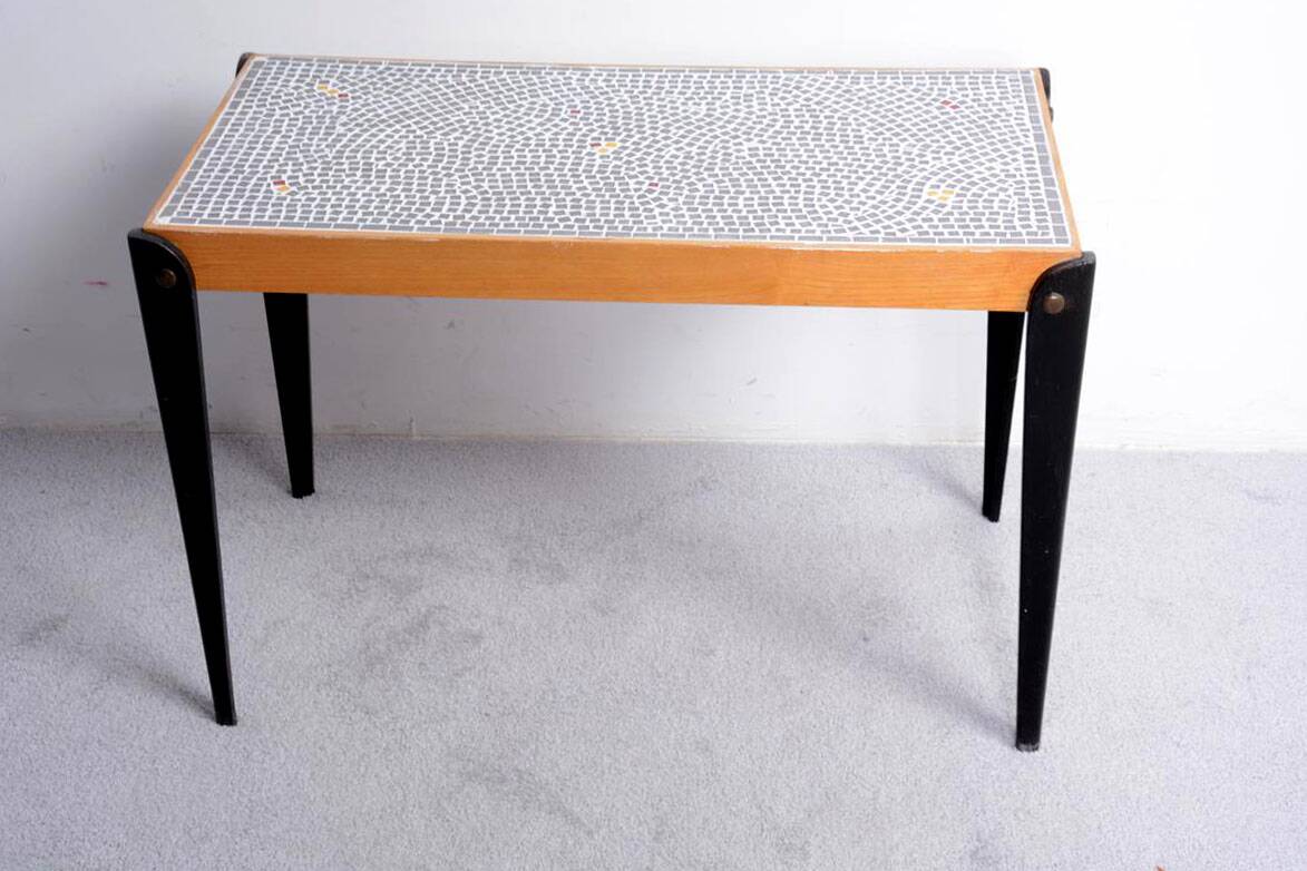 Coffee table, pedestal table dating from the 60s