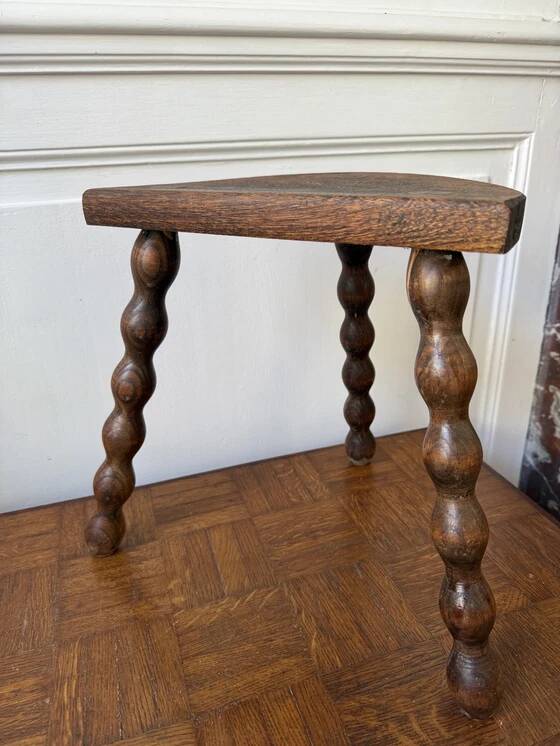 Tabouret de traite ancien style brutaliste tripode en bois tourné