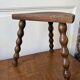 Tabouret de traite ancien style brutaliste tripode en bois tourné