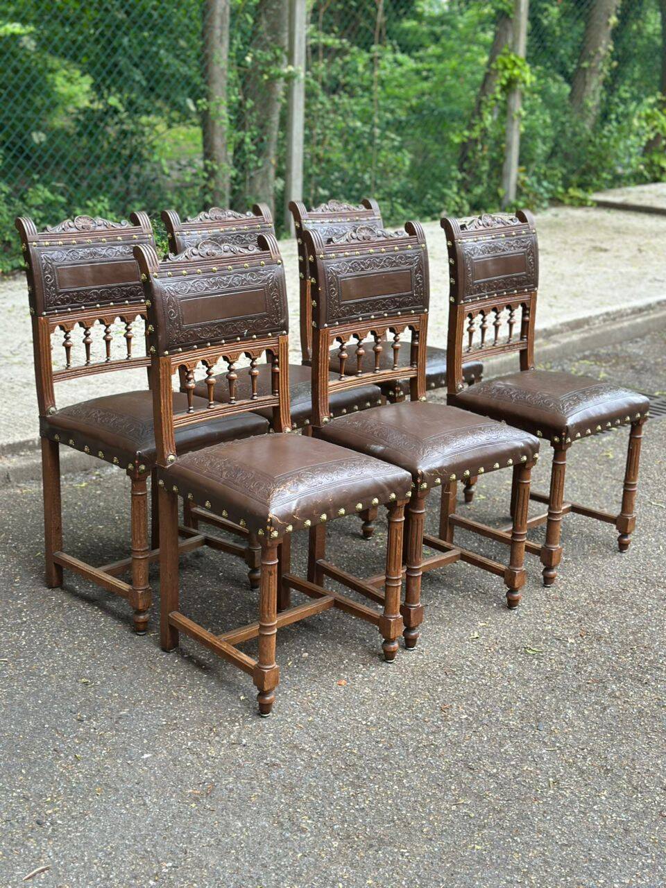 6 Henri II dining chairs in carved solid wood and brown leather from the 19th century.