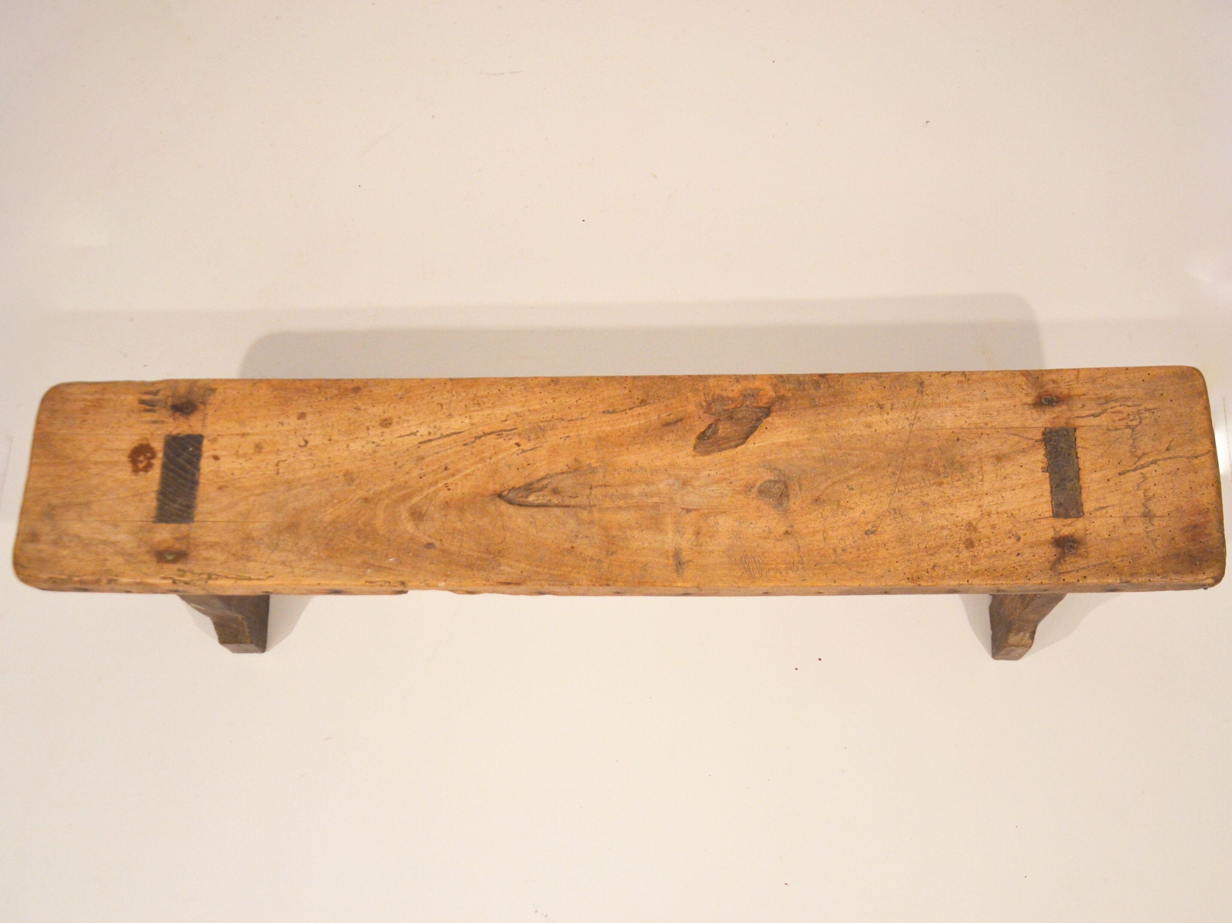 Banc ancien de ferme enfant
