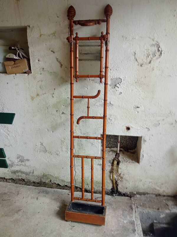 Porte manteau et porte parapluie en bambou.