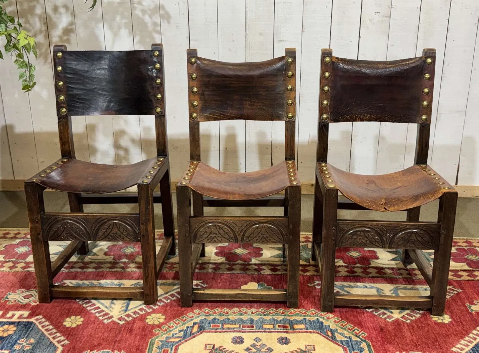 Set of 6 English chairs in oak and fine leather from the late 19th century.