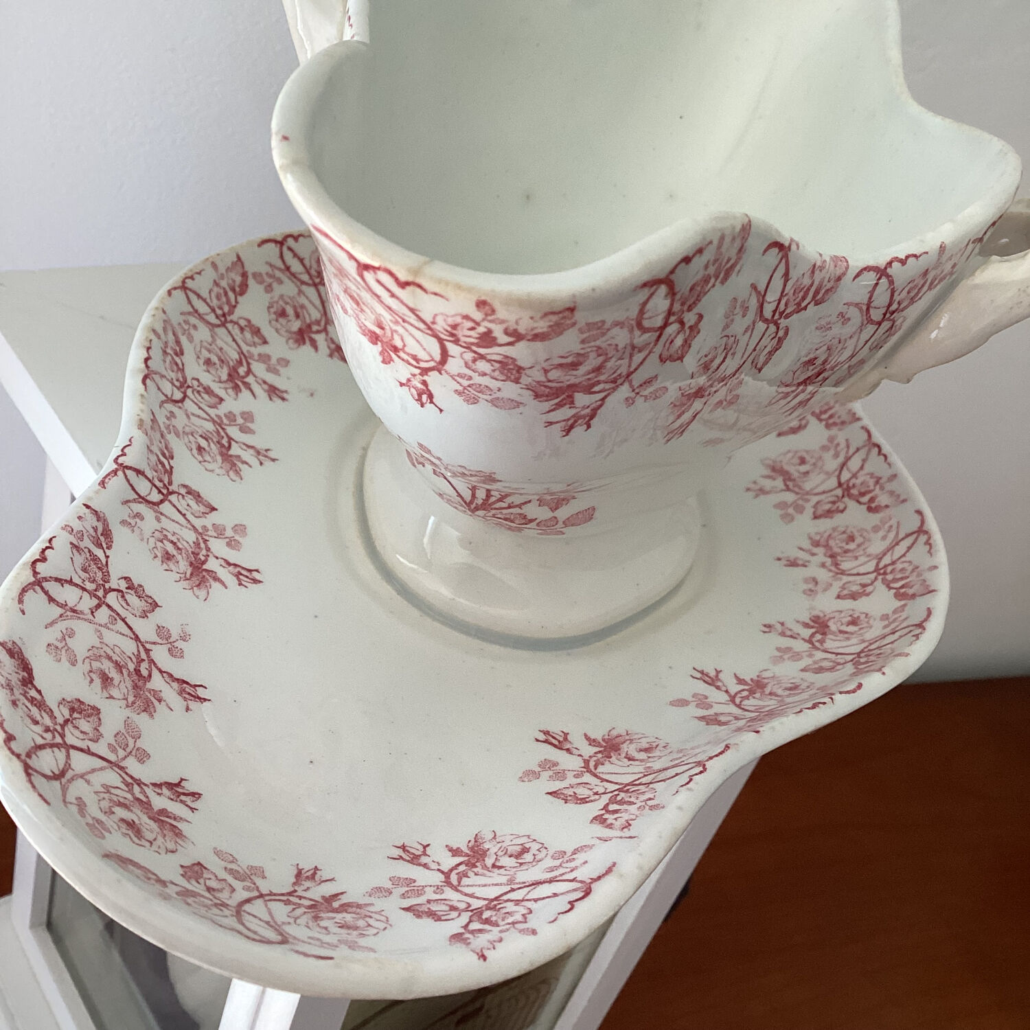 Old sauce pot with tray Garland of roses Gien