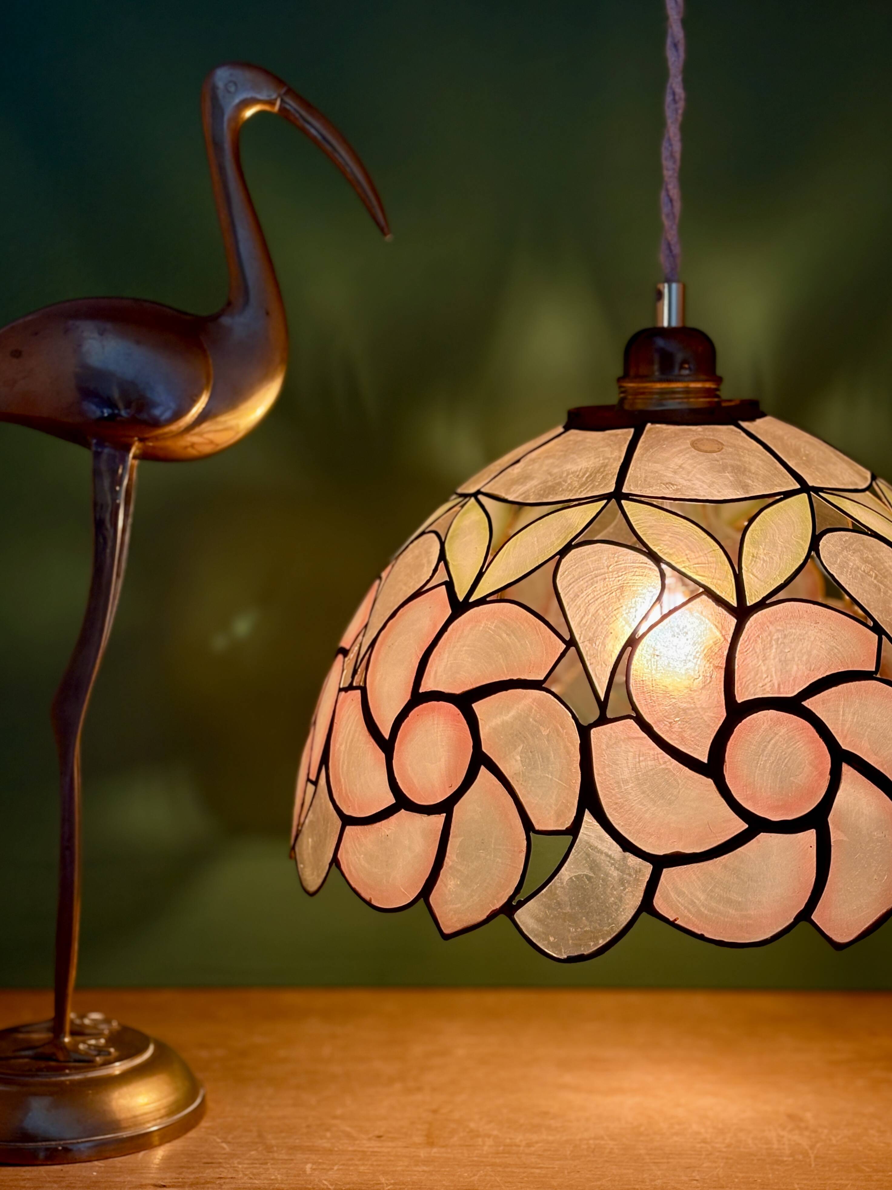 Suspension antique lampshade in pink mother-of-pearl