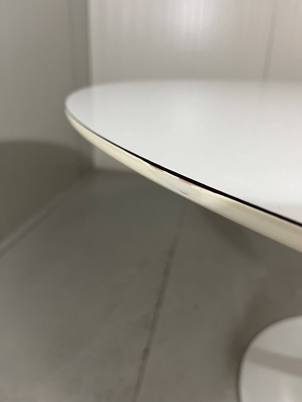 Knoll International Tulip dining table by Eero Saarinen