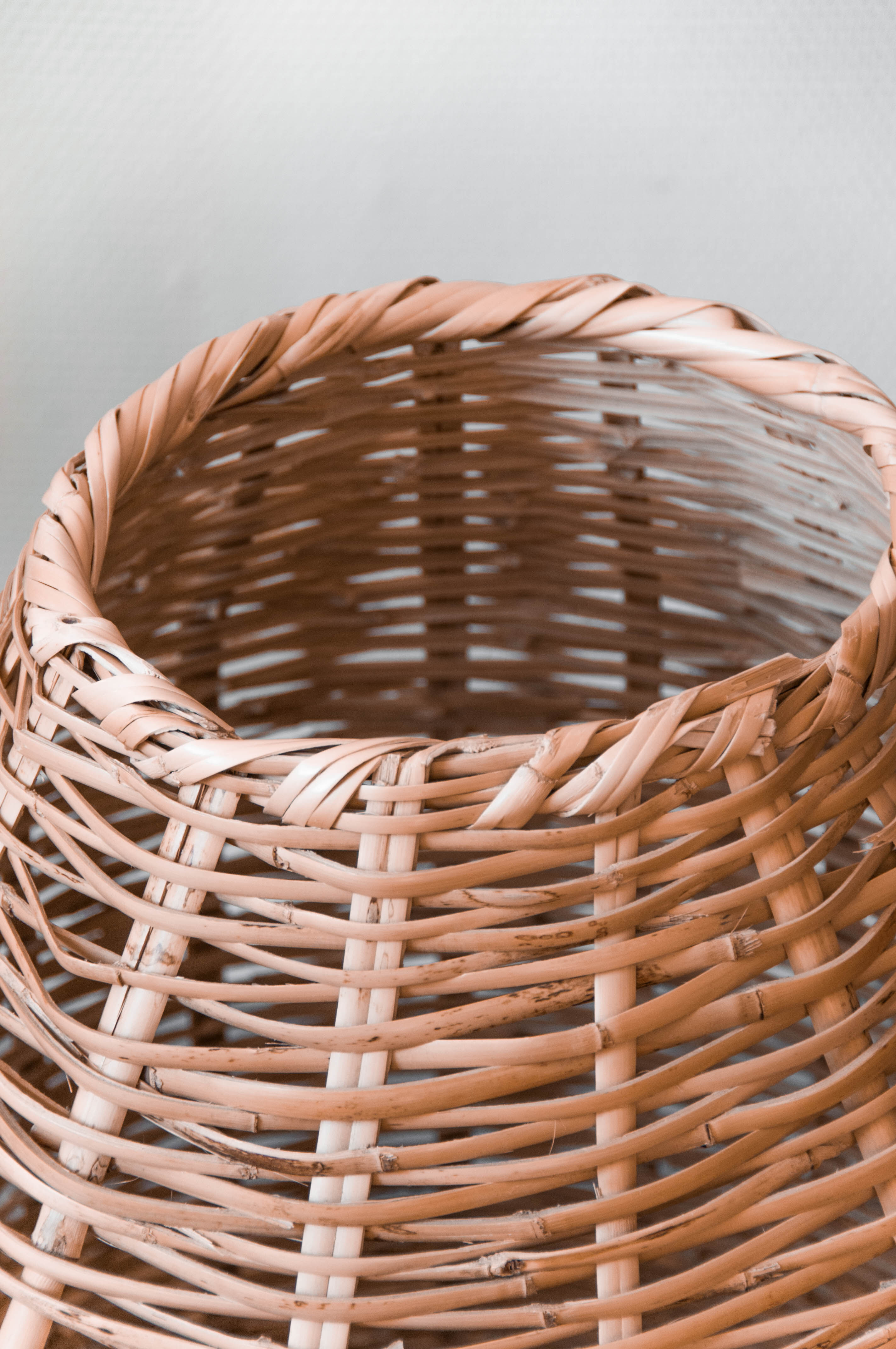 High wicker pan with handles