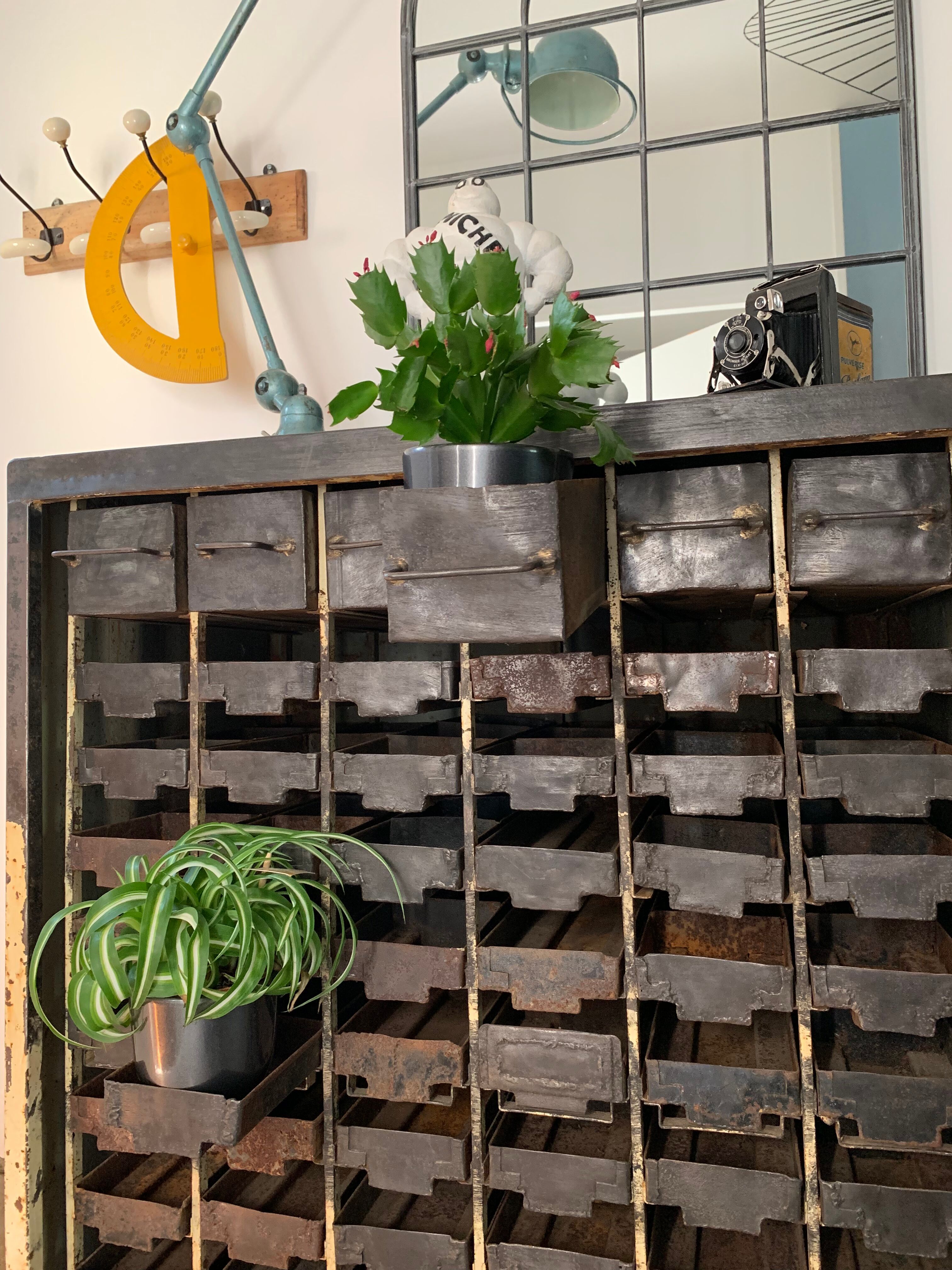 Industrial workshop furniture with metal drawers