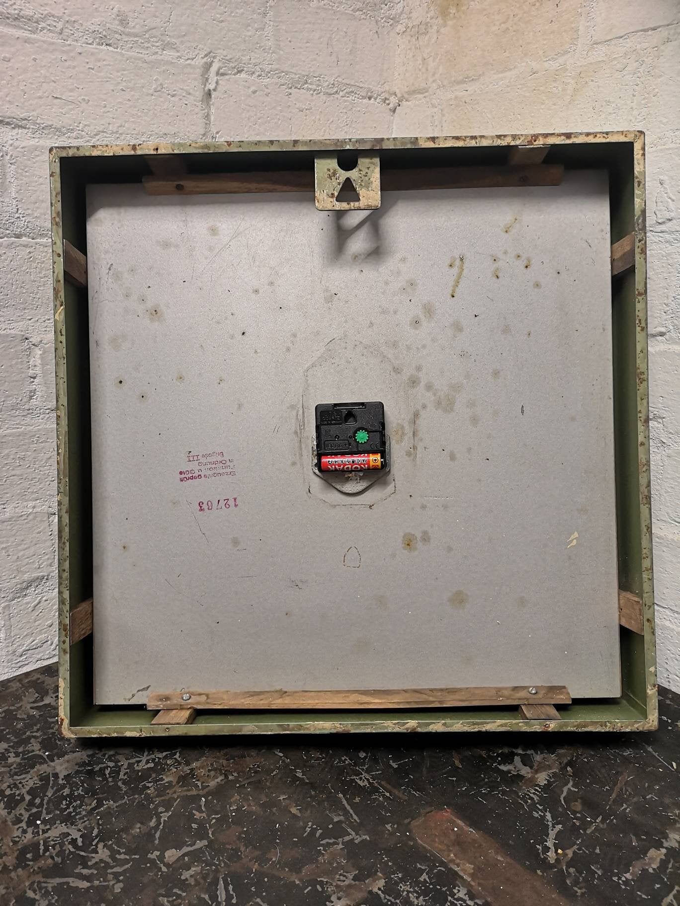 Horloge industrielle est-allemandes des années 1950 par Elfema