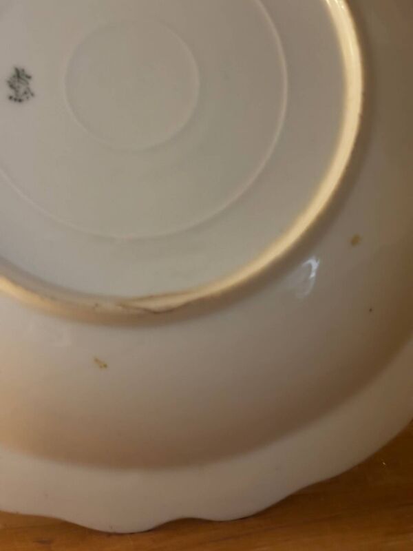 Plat creux de service vert à dorures porcelaine de Limoges