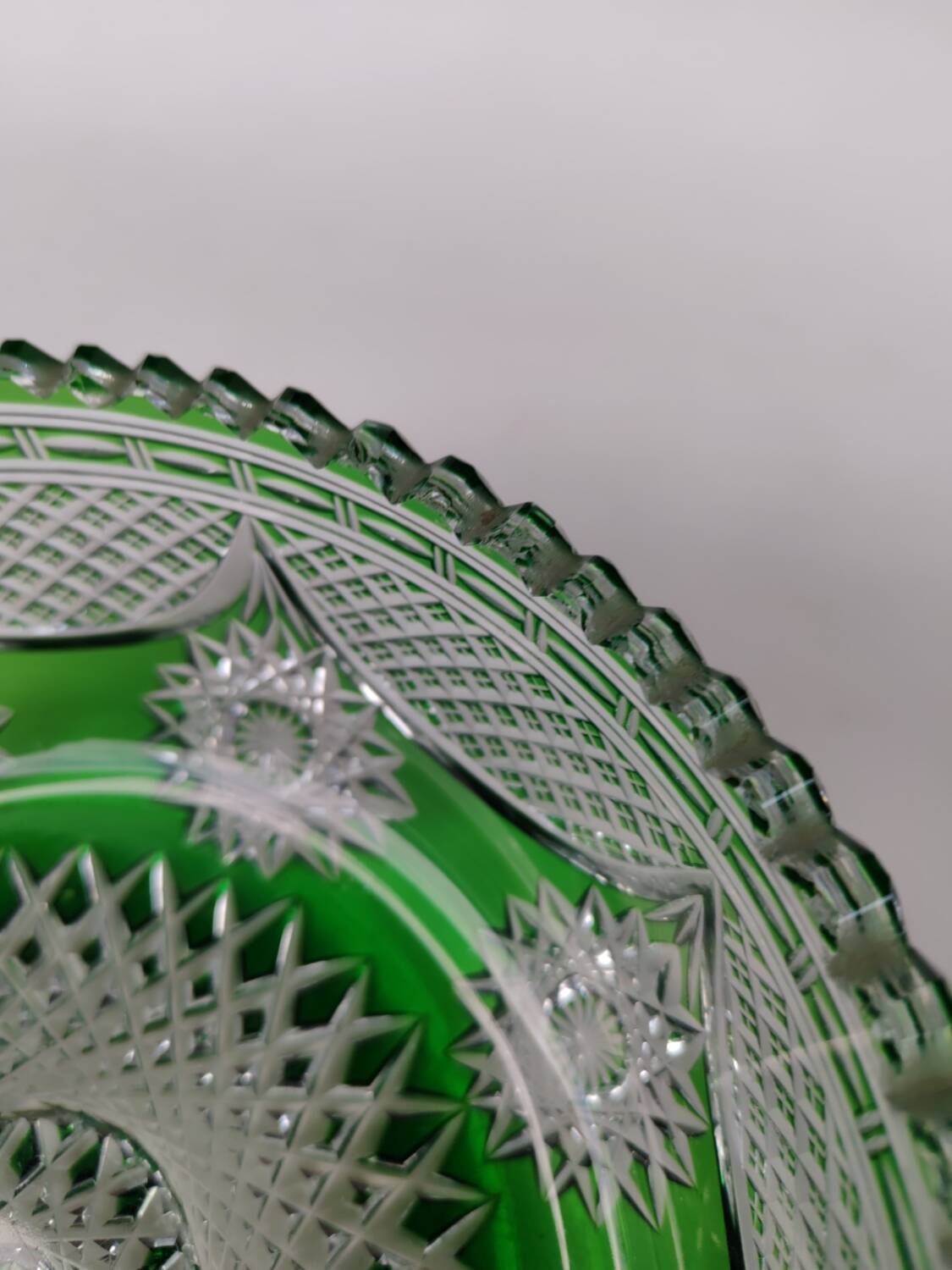Saladier en cristal vert, première partie du XX ème siècle