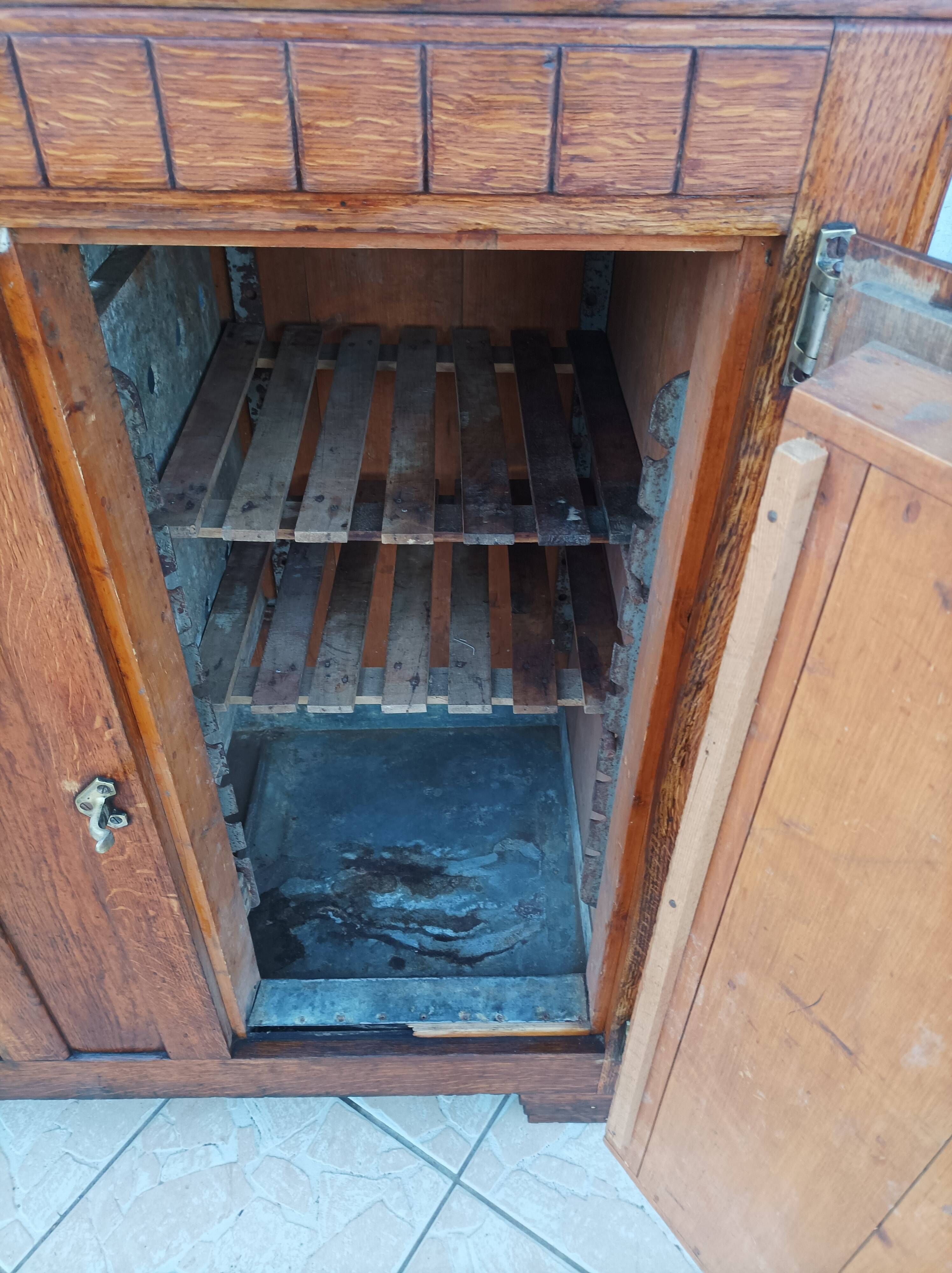 Butcher's buffet ice chest from the Art Deco period in oak