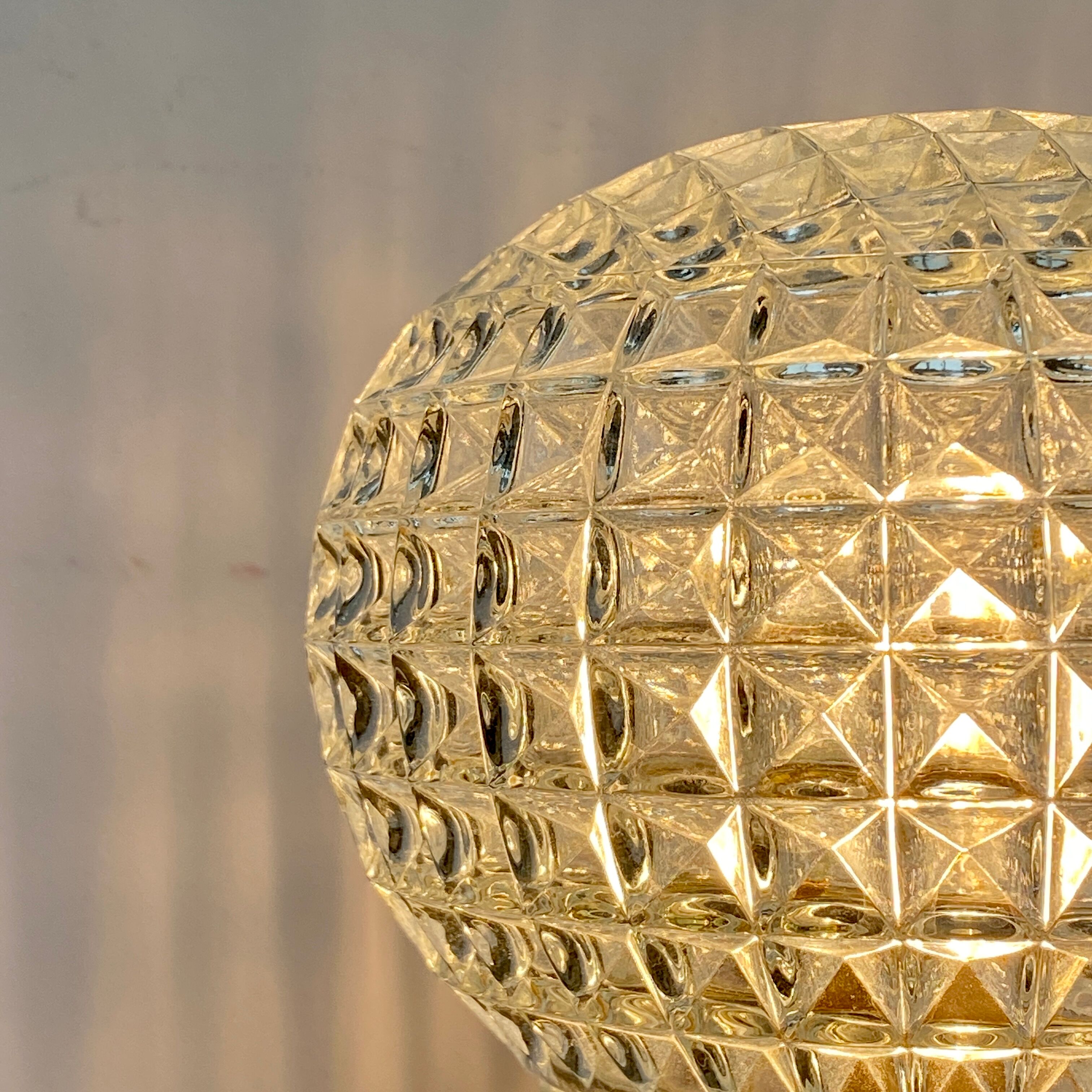 Lampe à poser globe vintage en verre moulé