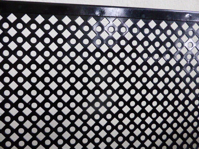 Porte revues en tole perforée noire vintage 1950/1960