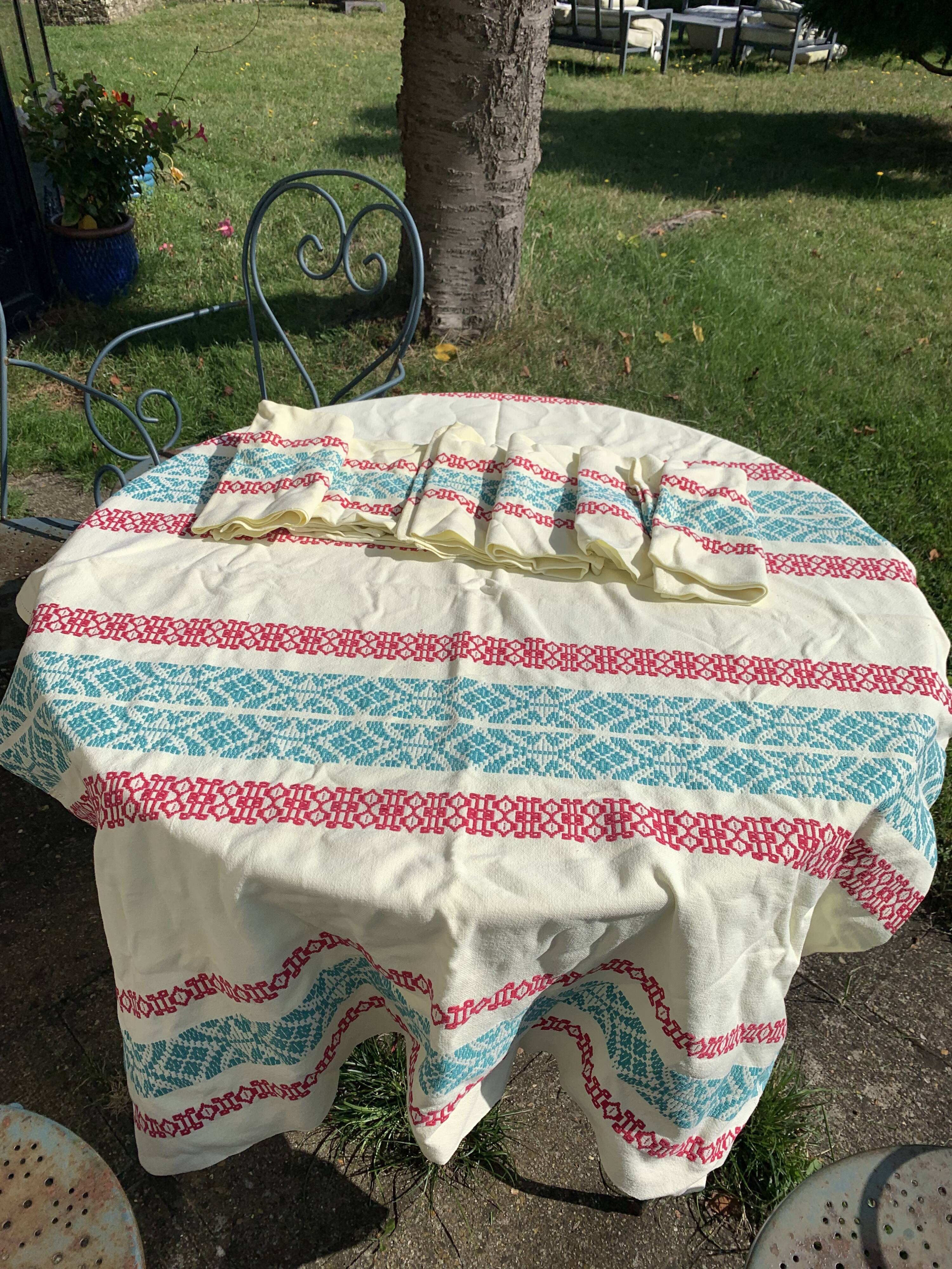 Nappe rectangulaire, linge de maison basque en coton jaune broderies rouges et bleues, vintage