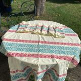 Nappe rectangulaire, linge de maison basque en coton jaune broderies rouges et bleues, vintage