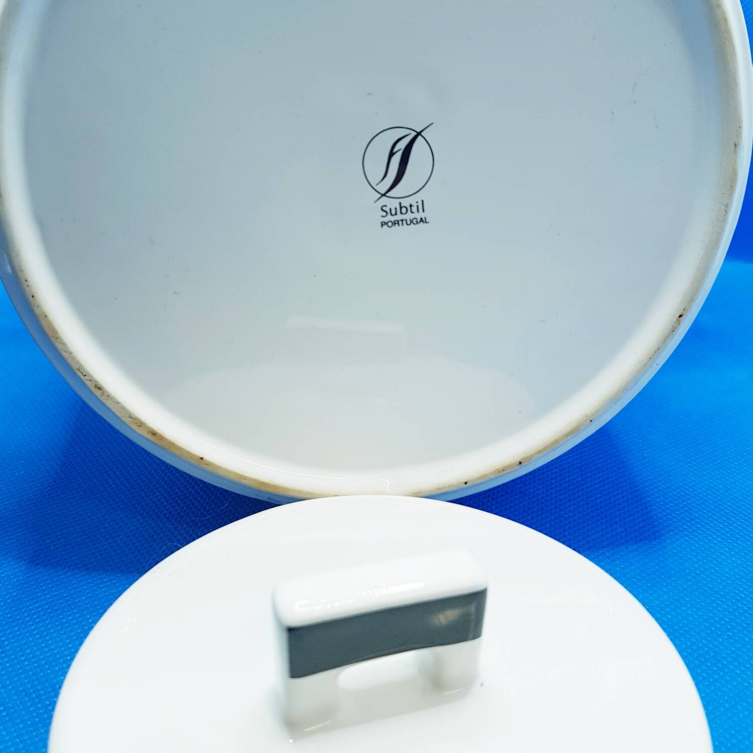 Grande théière rayée monochrome