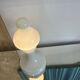 Lampe Opaline blanche forme de pion d’echec, Vintage