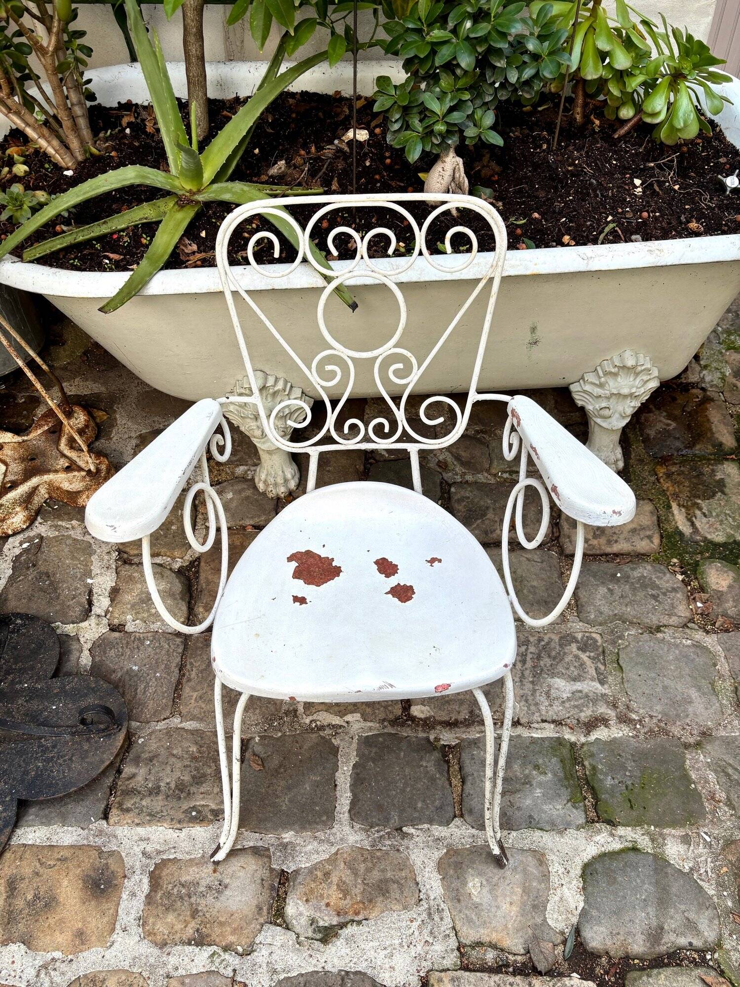 White cast iron garden chair no. 1