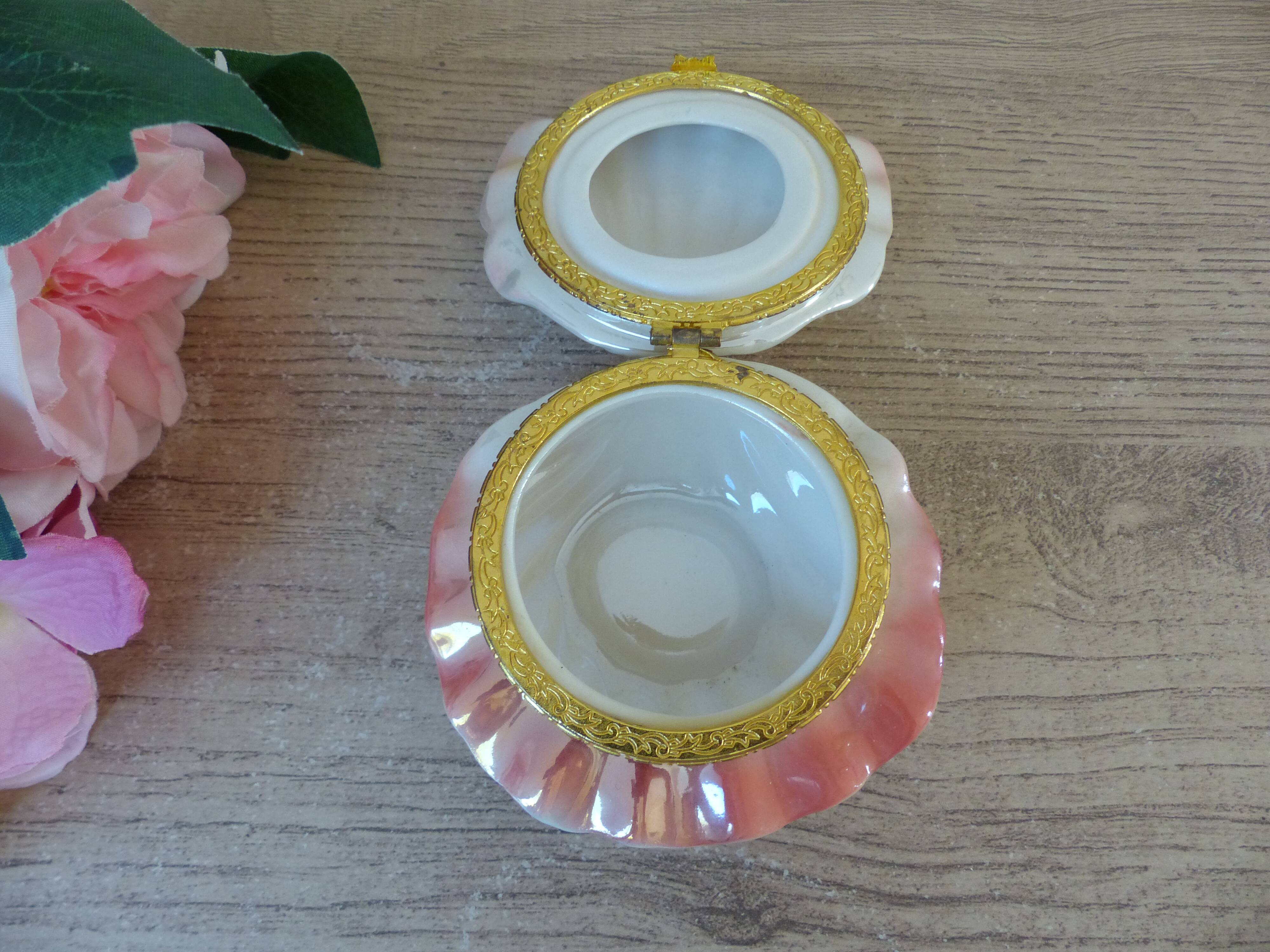 Vintage shell-shaped catchall in iridescent cream and pink ceramic.
