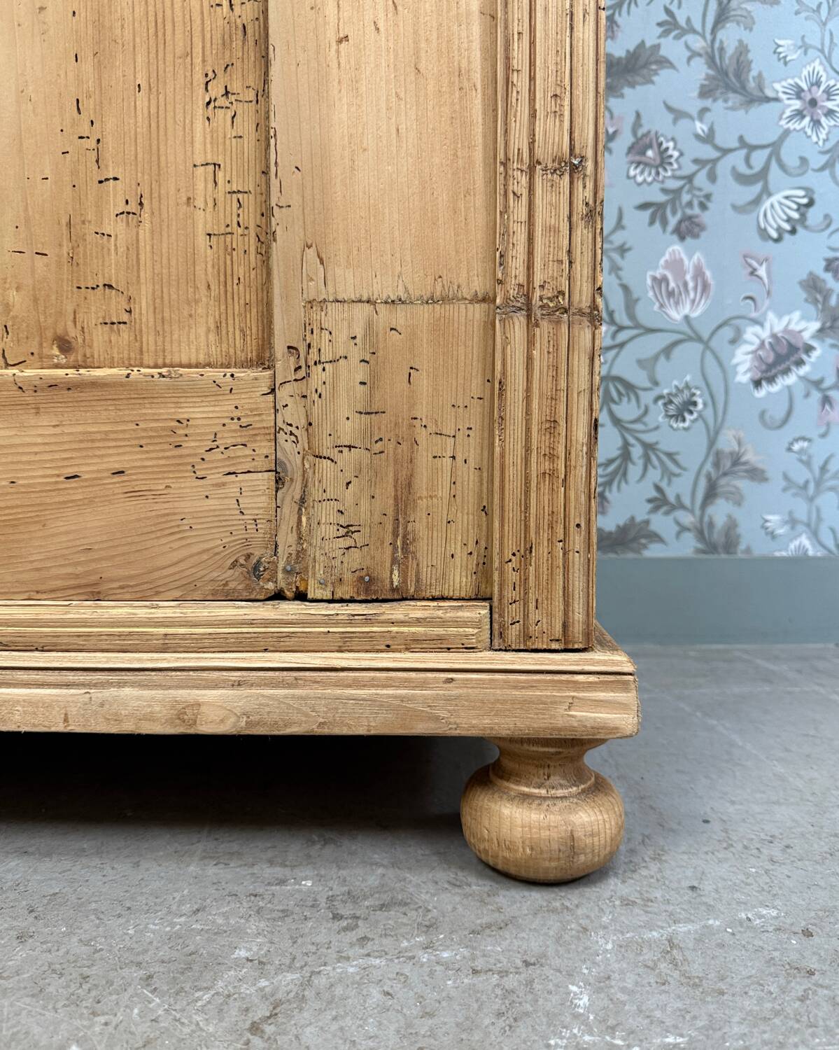 Large English wardrobe in solid pine (renovated)