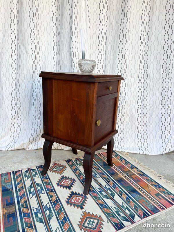 Vintage bedside table in solid wood – curved legs
