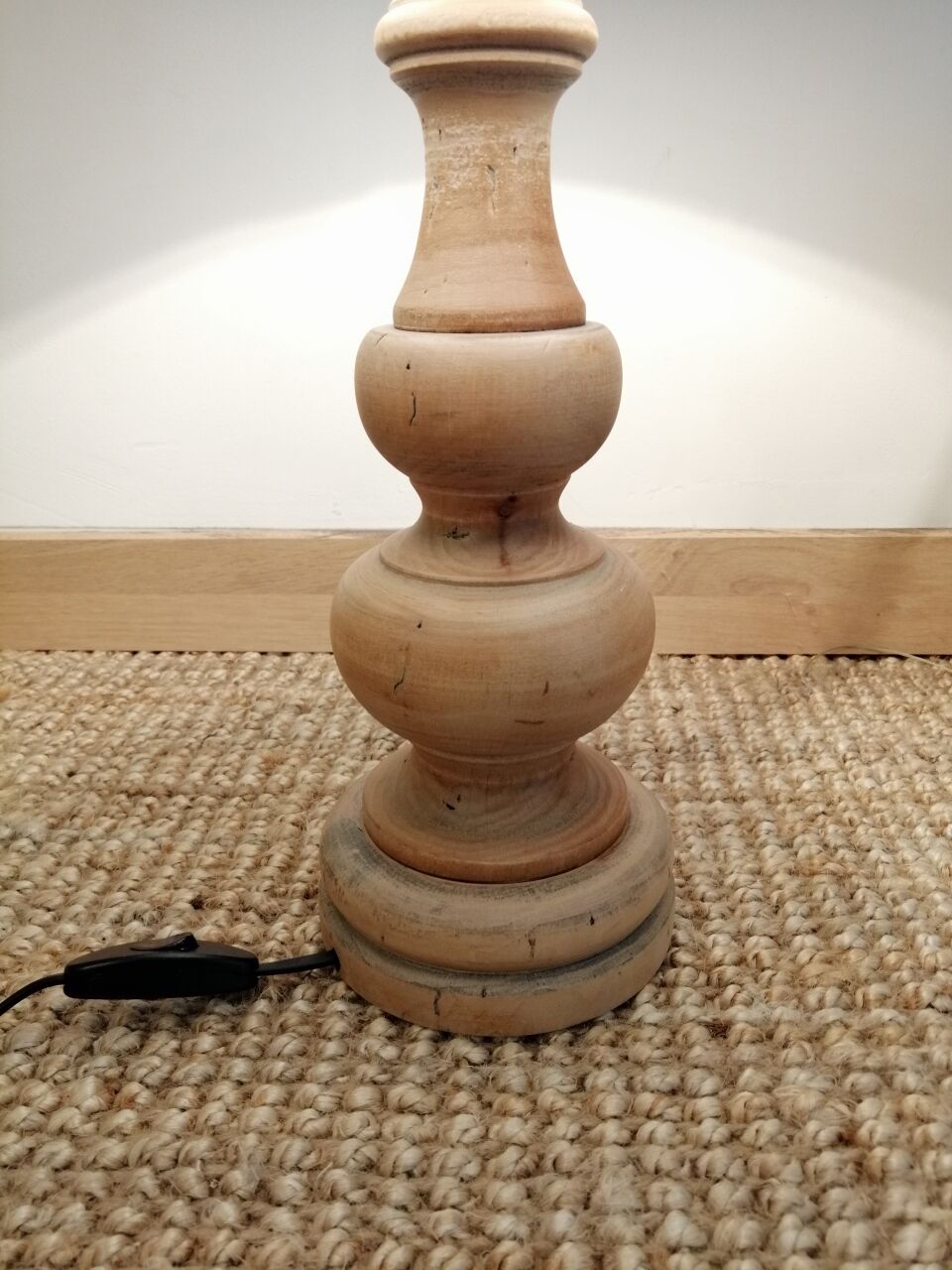 Vintage table lamp year 1980 in turned wood.