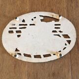 Dessous de plat en fonte avec un motif de chat sur son tapis