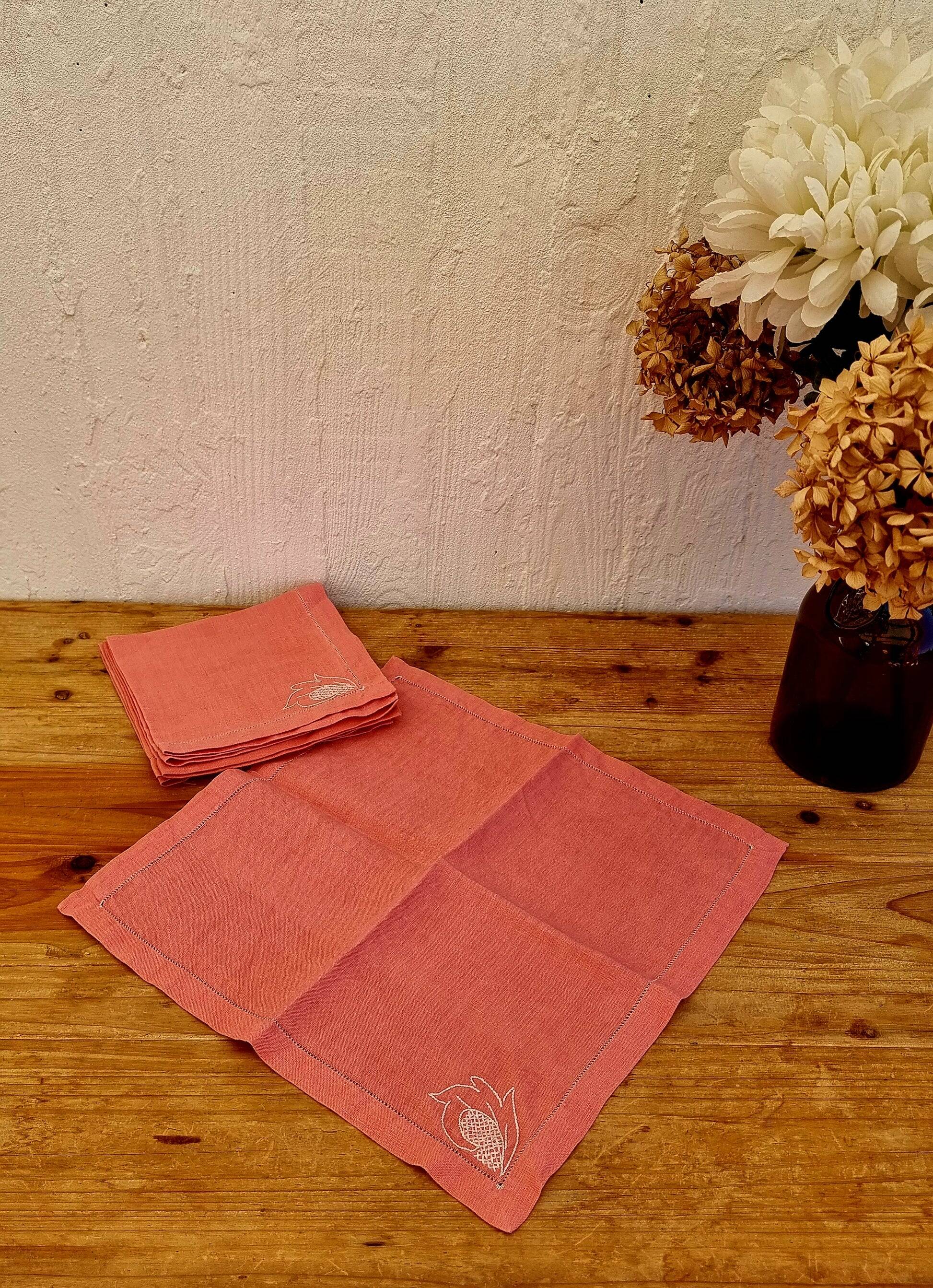 Lot de 4 serviettes de table roses brodées