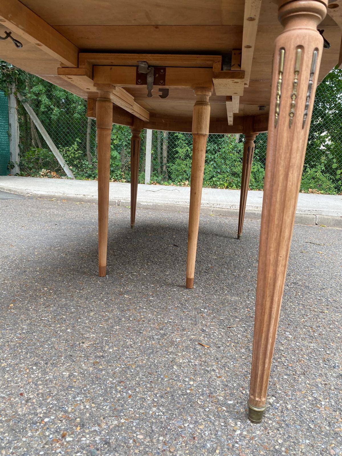 Table à manger ronde extensible Louis XVI décapée en acajou massif et laito