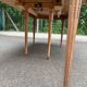 Table à manger ronde extensible Louis XVI décapée en acajou massif et laito