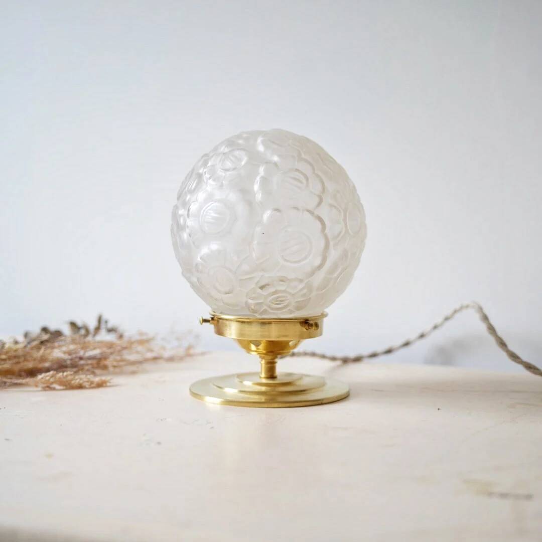 Art Deco table lamp with daisies