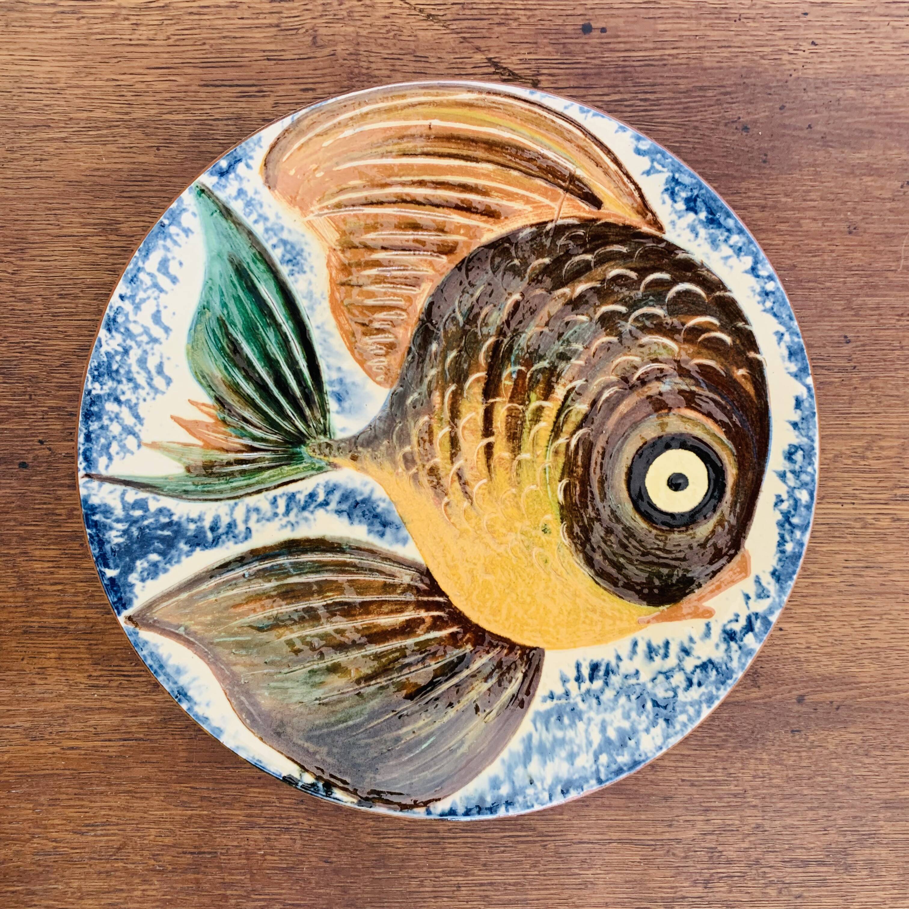 Large dish with fish decoration Puigdemont Spain