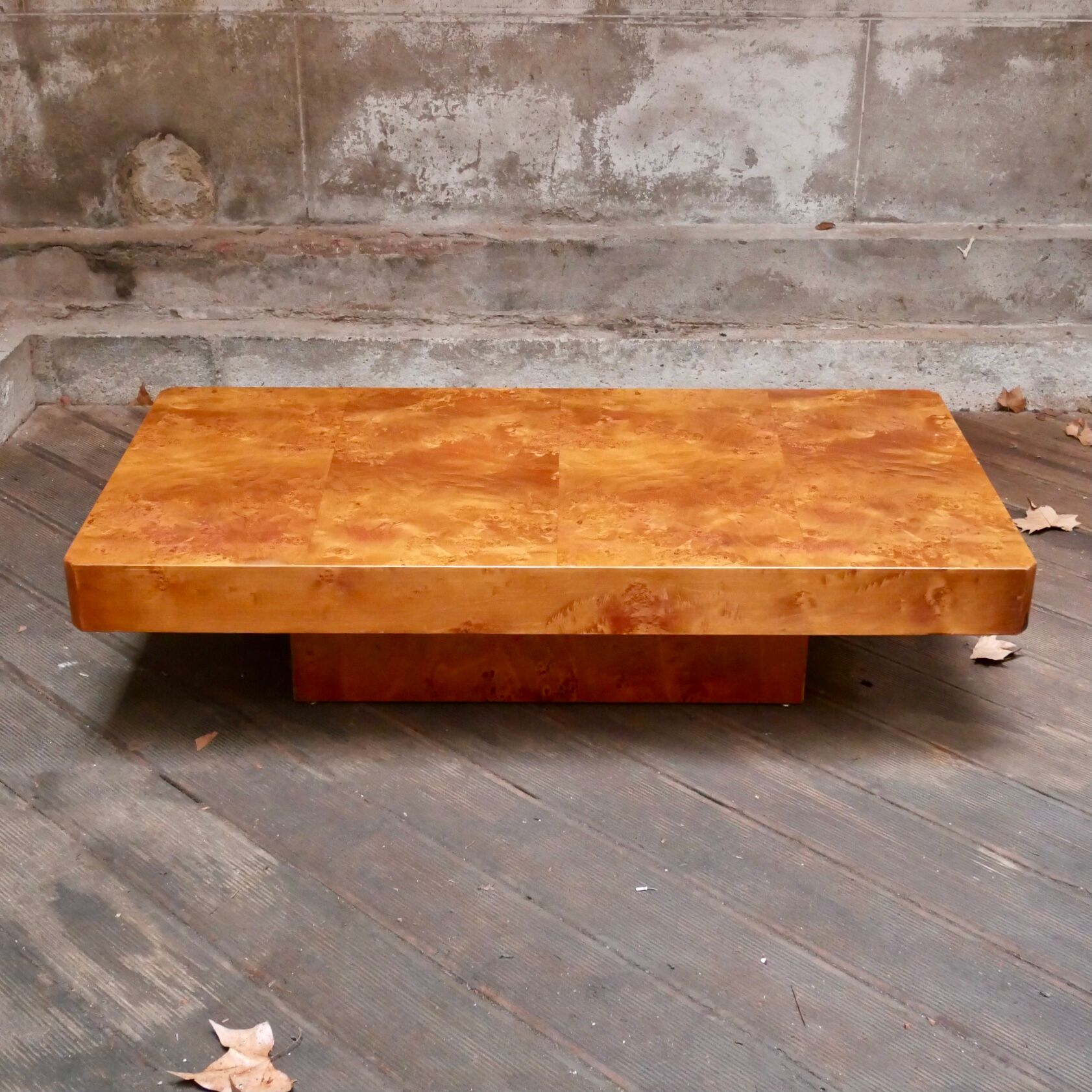 Table basse en loupe d’orme Roche Bobois