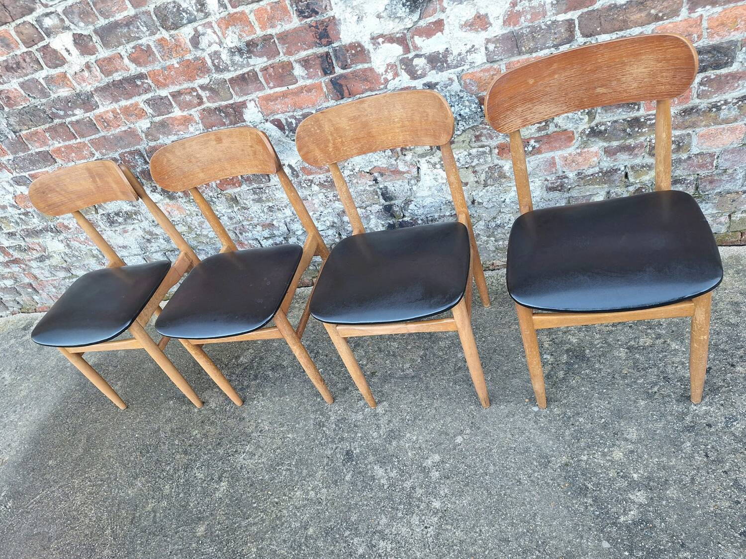 4 chaises en teck et skaï noir, Italie 1960