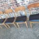 4 chaises en teck et skaï noir, Italie 1960