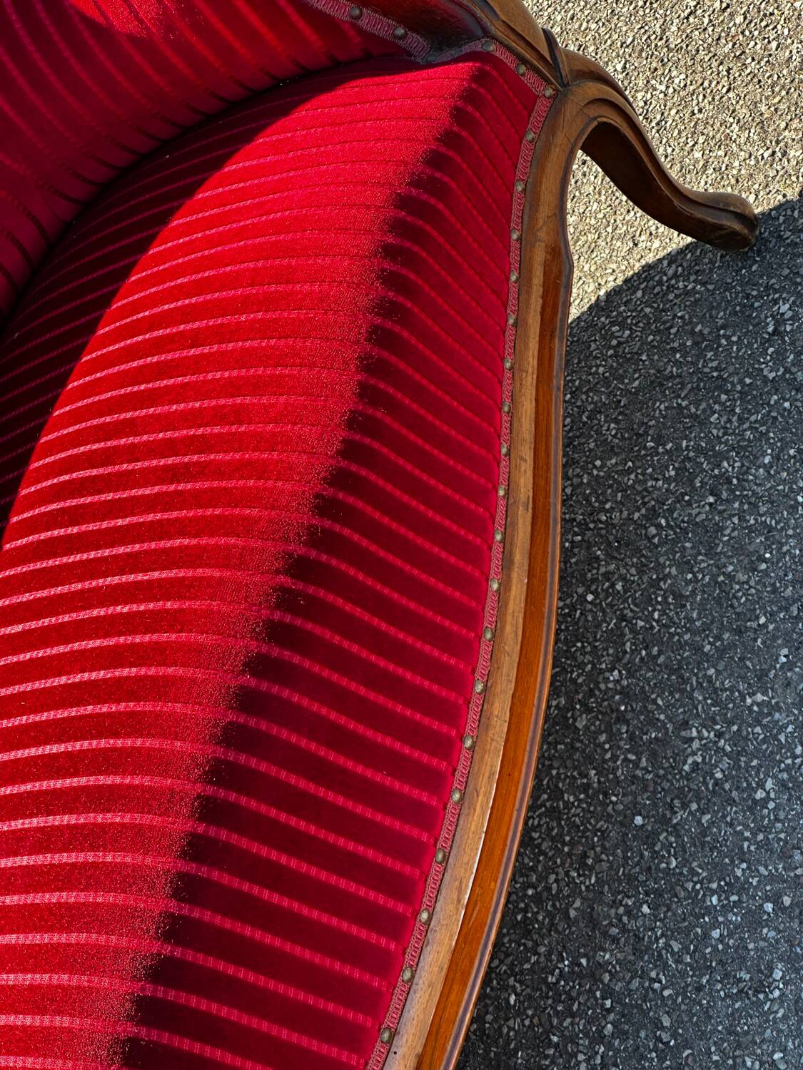 Louis XV style canapé in moulded wood – red velvet fabric – 19th century