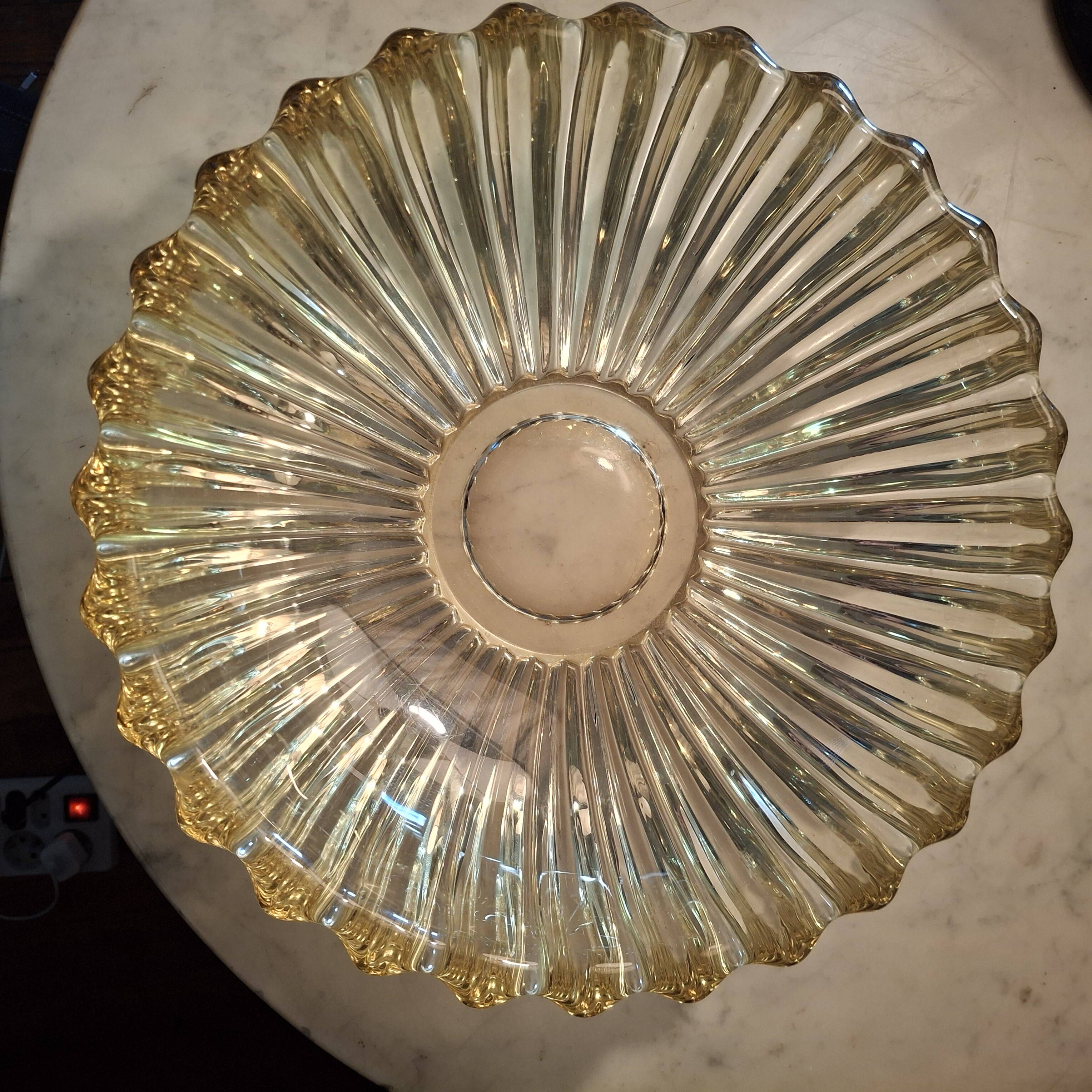 Large glass dish signed Pierre d'Avesn.