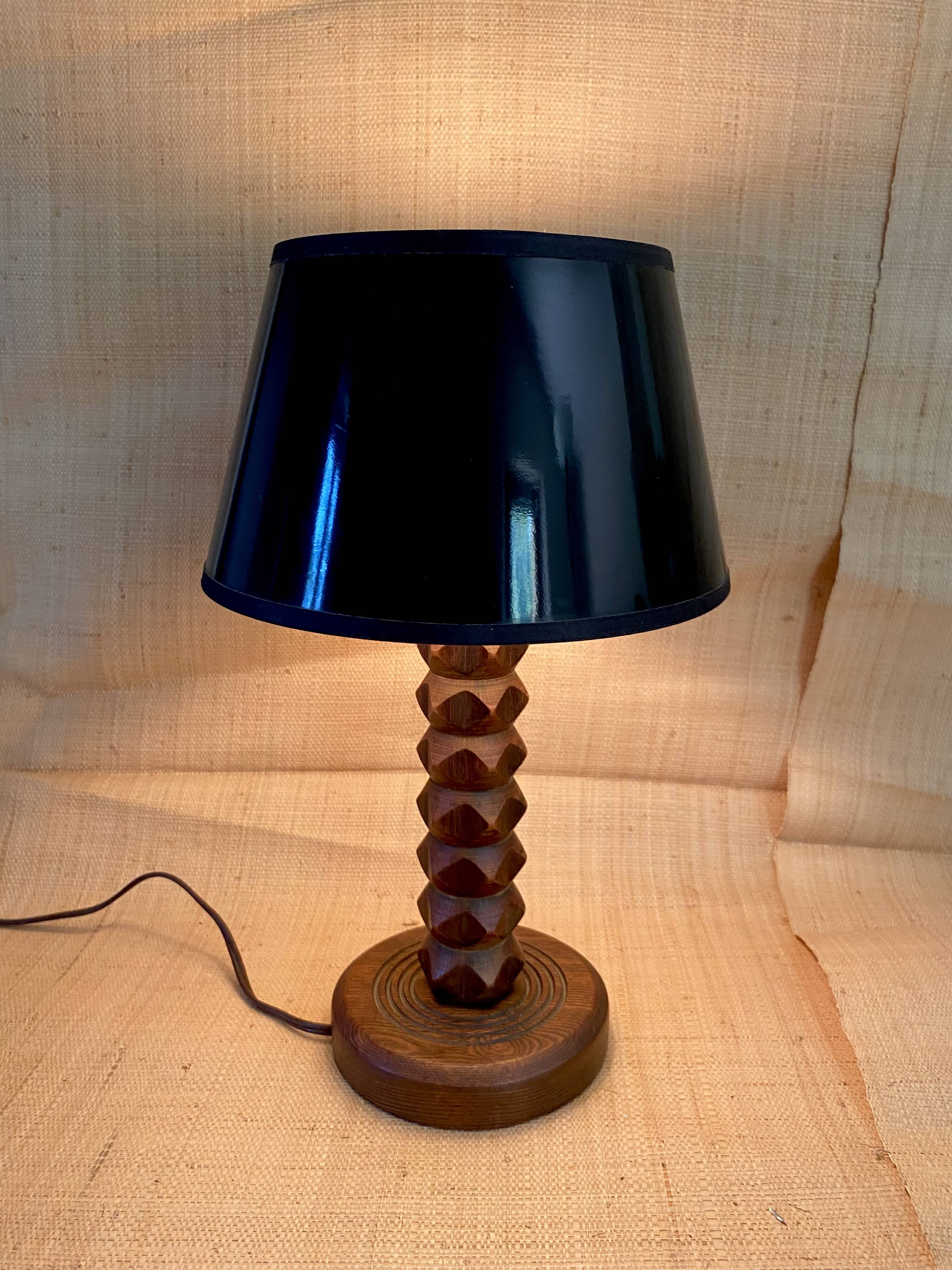 Lampe bois taillé, câble tissu neuf, abat-jour papier