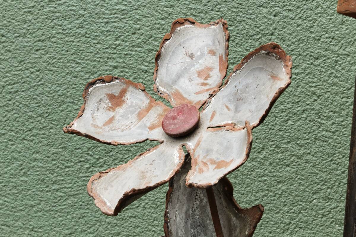 Brutalist metal lamp base, flowers