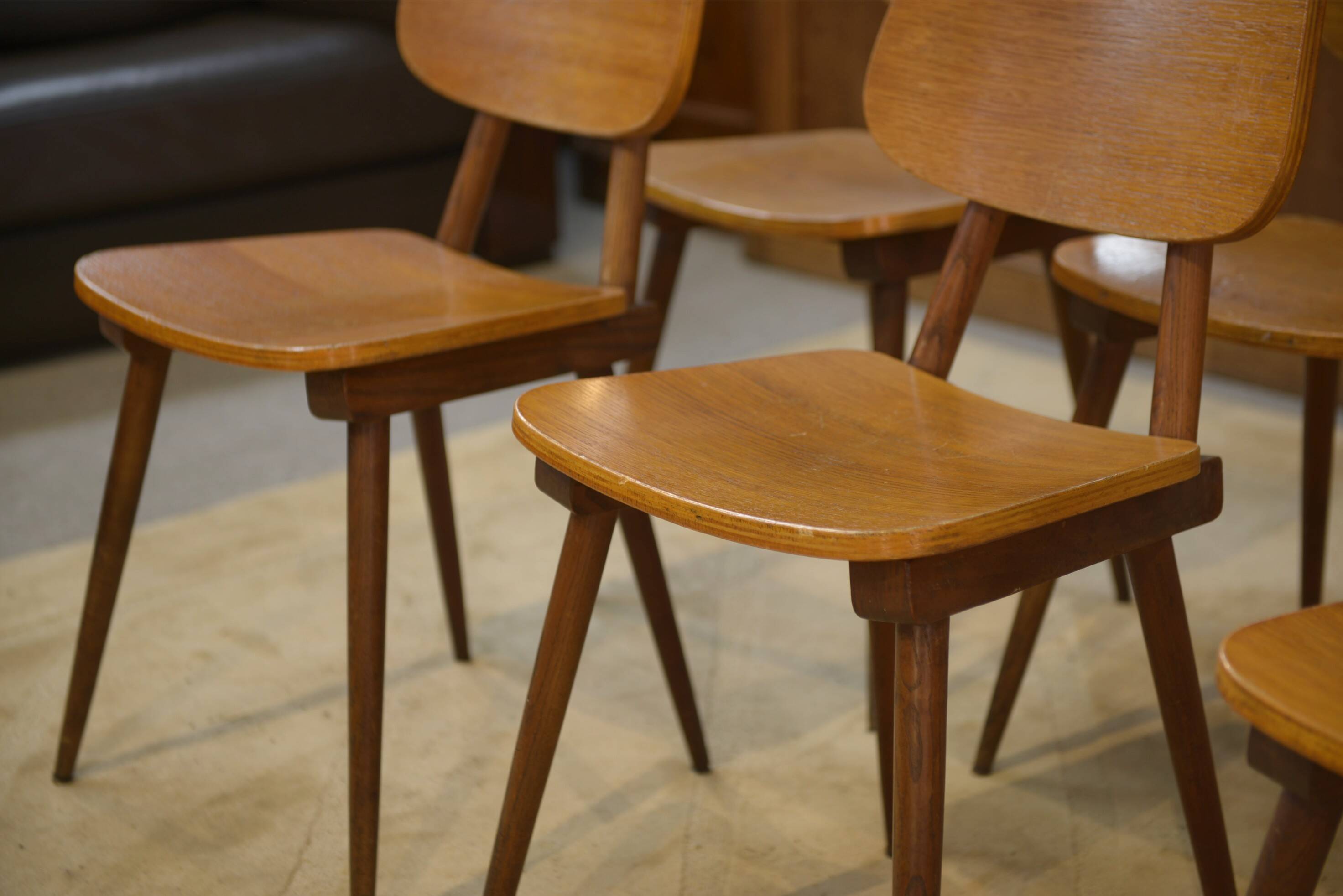 Set of 6 oak chairs from the 1960s.