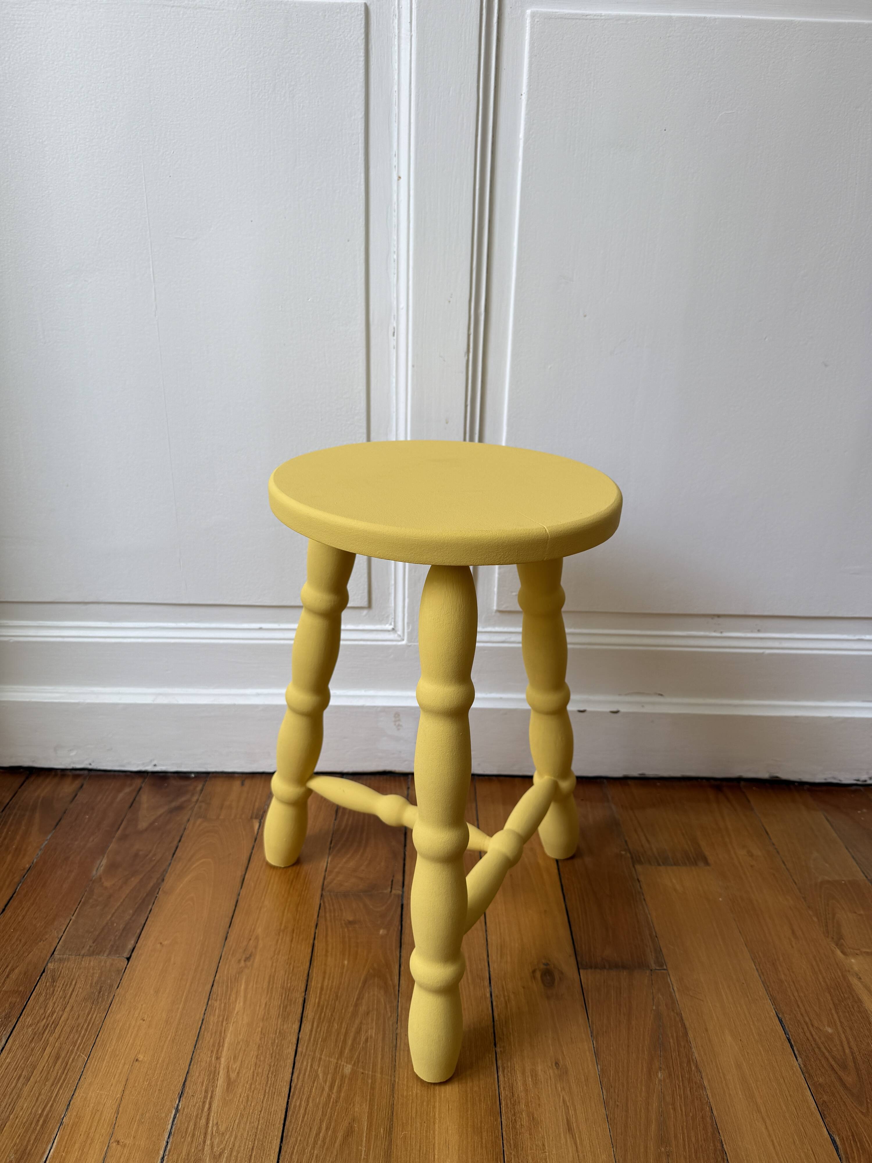 Tabouret haut en bois jaune